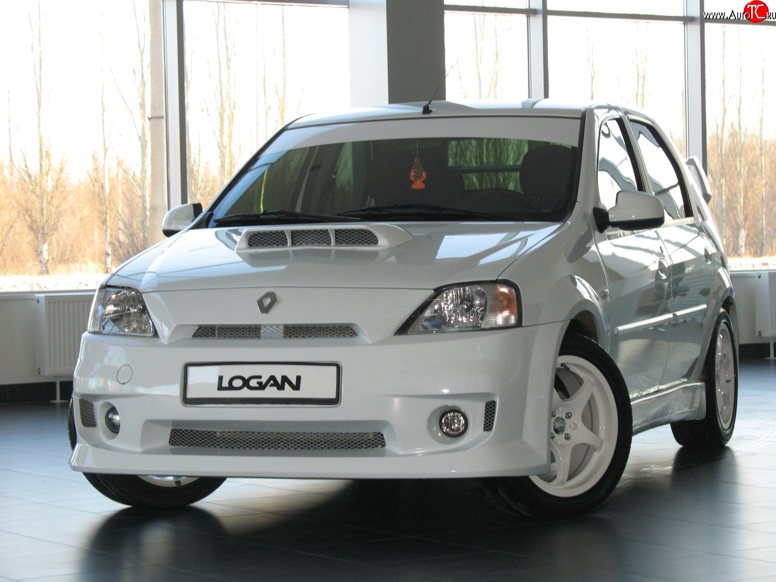 11 999 р. Передний бампер Power DM  Renault Logan  1 (2004-2010) дорестайлинг (Без сетки, Неокрашенный)  с доставкой в г. Королёв