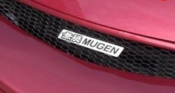 Эмблема (шильдик) решетки радиатора Mugen Opel Astra J седан рестайлинг (2012-2015)