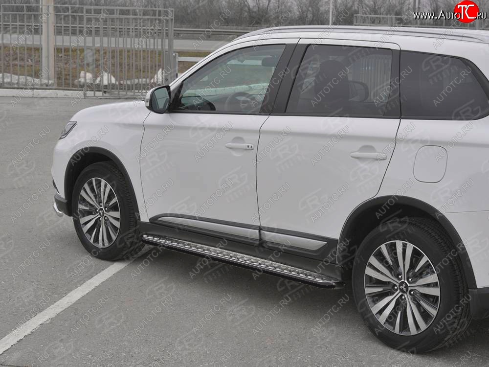 22 999 р. Порожки для ног SLITKOFF (Ø42 мм) Mitsubishi Outlander GF 3-ий рестайлинг (2018-2022) (Лист алюминиевый, труба - сталь окрашенная в черный цвет)  с доставкой в г. Королёв