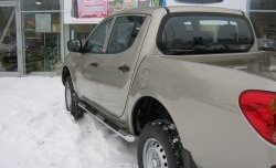 22 749 р. Защита порогов Russtal из трубы d76 мм с пластиковыми вставками для ног Mitsubishi L200 5 KK,KL рестайлинг (2018-2022) (Защита порогов с со скосами на торцах (вариант 1))  с доставкой в г. Королёв. Увеличить фотографию 2