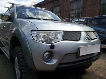 3 279 р. Защитная сетка в бампер (низ, ячейка 3х7 мм) Alfeco Стандарт Mitsubishi L200 4  дорестайлинг (2006-2014) (Хром)  с доставкой в г. Королёв. Увеличить фотографию 3