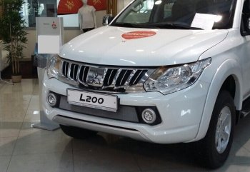 3 199 р. Защитная сетка в бампер (низ, ячейка 3х7 мм) Alfeco Стандарт Mitsubishi L200 5 KK,KL дорестайлинг (2015-2019) (Хром)  с доставкой в г. Королёв. Увеличить фотографию 2