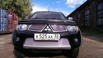 4 949 р. Защитная сетка в бампер (низ, ячейка 4х10 мм) Alfeco Премиум Mitsubishi L200 4  дорестайлинг (2006-2014) (Хром)  с доставкой в г. Королёв. Увеличить фотографию 2