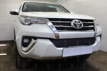 4 999 р. Защитная сетка в бампер (низ, ячейка 4х10 мм) Стрелка11 Премиум Toyota Fortuner AN160 дорестайлинг (2015-2020) (Чёрная)  с доставкой в г. Королёв. Увеличить фотографию 3