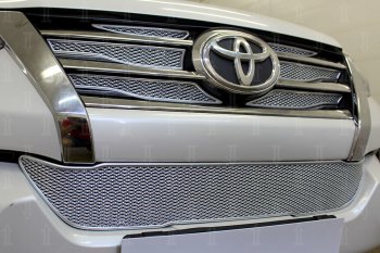 5 249 р. Защитная сетка в бампер (низ, ячейка 4х10 мм) Стрелка11 Премиум Toyota Fortuner AN160 дорестайлинг (2015-2020) (Хром)  с доставкой в г. Королёв. Увеличить фотографию 2