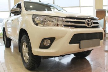 4 299 р. Защитная сетка в бампер (низ, ячейка 4х10 мм) Стрелка11 Премиум Toyota Hilux AN120 дорестайлинг (2016-2020) (Чёрная)  с доставкой в г. Королёв. Увеличить фотографию 3