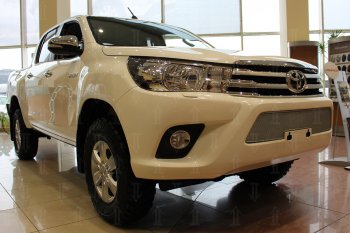 4 499 р. Защитная сетка в бампер (низ, ячейка 4х10 мм) Стрелка11 Премиум Toyota Hilux AN120 дорестайлинг (2016-2020) (Хром)  с доставкой в г. Королёв. Увеличить фотографию 2