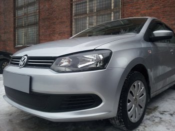 4 199 р. Защитная сетка в бампер (низ, ячейка 4х10 мм) Стрелка11 Премиум Volkswagen Polo 5 седан дорестайлинг (2009-2015) (Чёрная)  с доставкой в г. Королёв. Увеличить фотографию 3