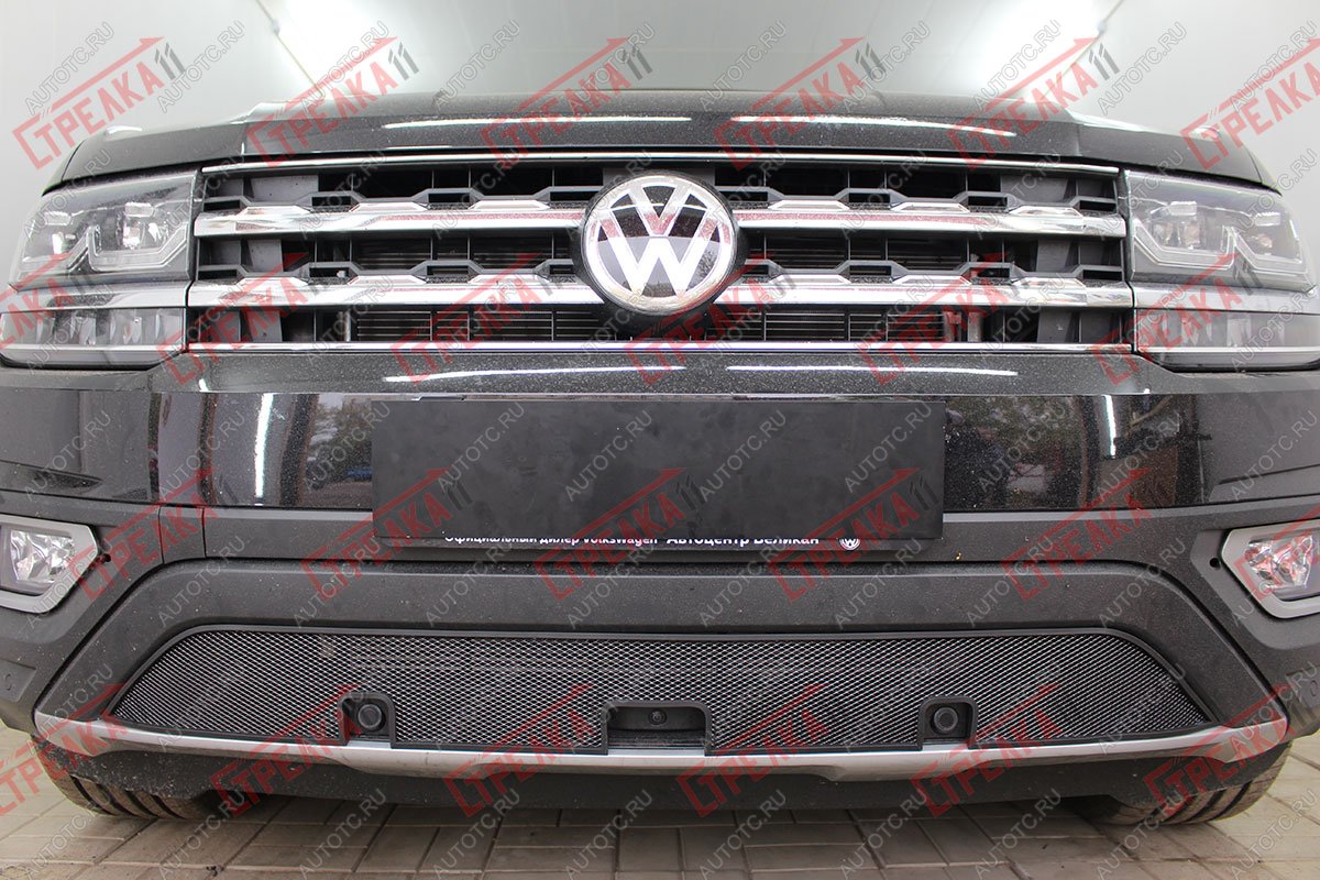 3 399 р. Защита радиатора (низ с камерой и парктроником) Стрелка11 Стандарт Volkswagen Teramont CA1 дорестайлинг (2016-2020) (черная)  с доставкой в г. Королёв