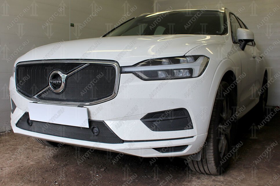 3 899 р.  Защита радиатора (Momentum) (верх 2 части) Стрелка11 Стандарт  Volvo XC60 (2017-2022) (черная)  с доставкой в г. Королёв