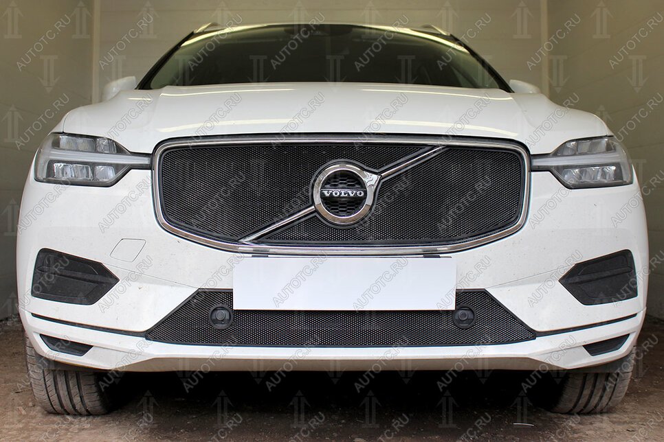 4 849 р. Защита радиатора (R-Design) (верх 2 части) Стрелка11 Стандарт Volvo XC60 (2017-2022) (черная)  с доставкой в г. Королёв