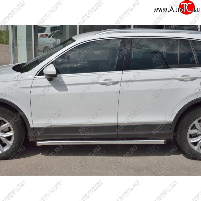 21 999 р. Защита порогов из круглой трубы диаметром 63 мм SLITKOFF v1  Volkswagen Tiguan  Mk2 (2016-2020) дорестайлинг  с доставкой в г. Королёв