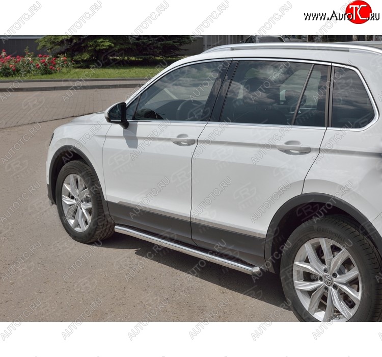 21 999 р. Защита порогов из круглой трубы диаметром 63 мм SLITKOFF v3  Volkswagen Tiguan  Mk2 (2016-2020) дорестайлинг  с доставкой в г. Королёв