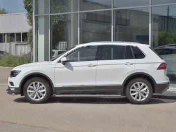 31 649 р. Защита порогов (Ø120х60 мм с проступью, NOT R-LINE) Russtal Volkswagen Tiguan Mk2 рестайлинг (2020-2022) (полированная нержавейка)  с доставкой в г. Королёв. Увеличить фотографию 2