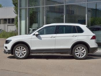 20 749 р. Защита порогов (Ø75х42 мм с проступью, NOT R-LINE) Russtal Volkswagen Tiguan Mk2 рестайлинг (2020-2022) (полированная нержавейка)  с доставкой в г. Королёв. Увеличить фотографию 2